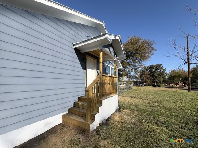 1902 N Fannin Avenue, Cameron, TX 76520