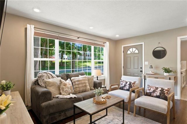 8411 W 86th Terrace, Overland Park, KS 66212