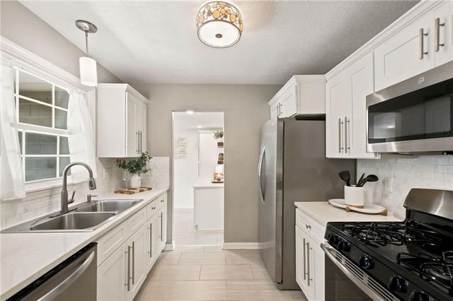 8411 W 86th Terrace, Overland Park, KS 66212