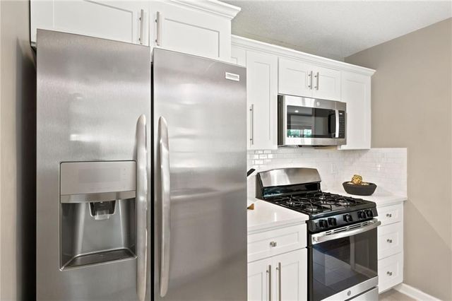 8411 W 86th Terrace, Overland Park, KS 66212