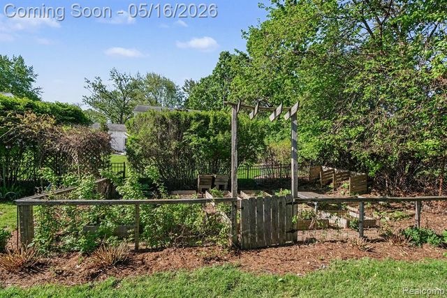 16965 Reedmere Avenue, Beverly Hills, MI 48025