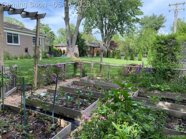 16965 Reedmere Avenue, Beverly Hills, MI 48025