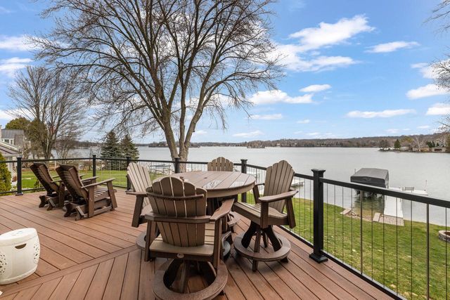 5530 W Lake DRIVE, West Bend, WI 53095