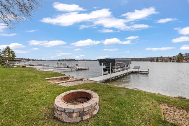 5530 W Lake DRIVE, West Bend, WI 53095