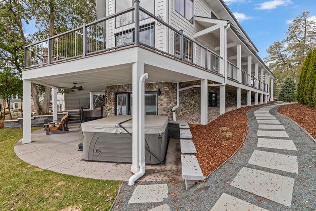 5530 W Lake DRIVE, West Bend, WI 53095