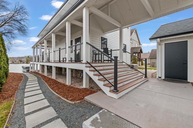 5530 W Lake DRIVE, West Bend, WI 53095