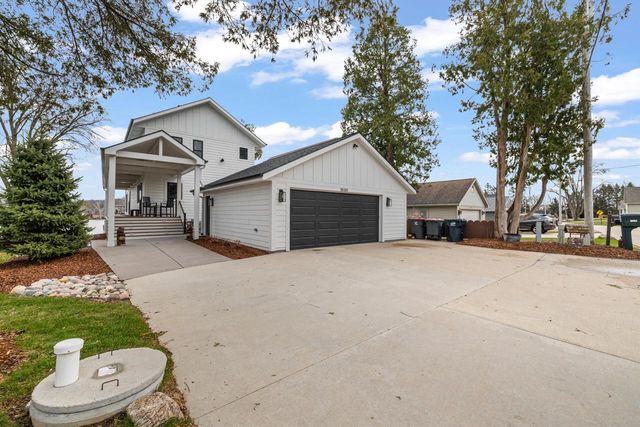 5530 W Lake DRIVE, West Bend, WI 53095