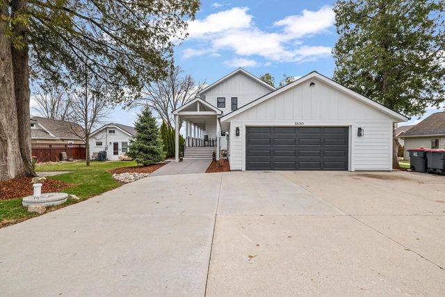 5530 W Lake DRIVE, West Bend, WI 53095