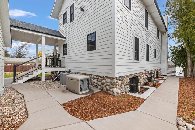 5530 W Lake DRIVE, West Bend, WI 53095