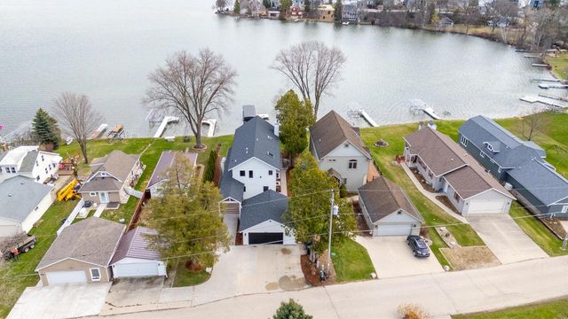 5530 W Lake DRIVE, West Bend, WI 53095