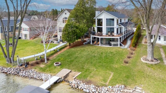 5530 W Lake DRIVE, West Bend, WI 53095