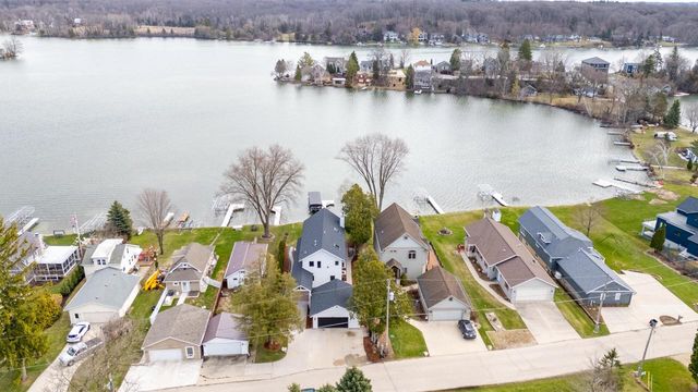 5530 W Lake DRIVE, West Bend, WI 53095