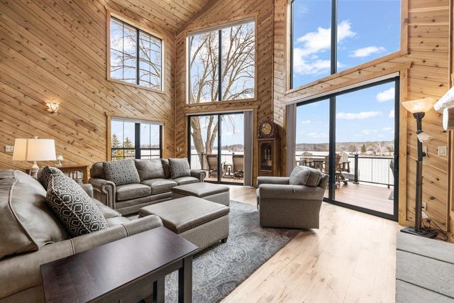 5530 W Lake DRIVE, West Bend, WI 53095