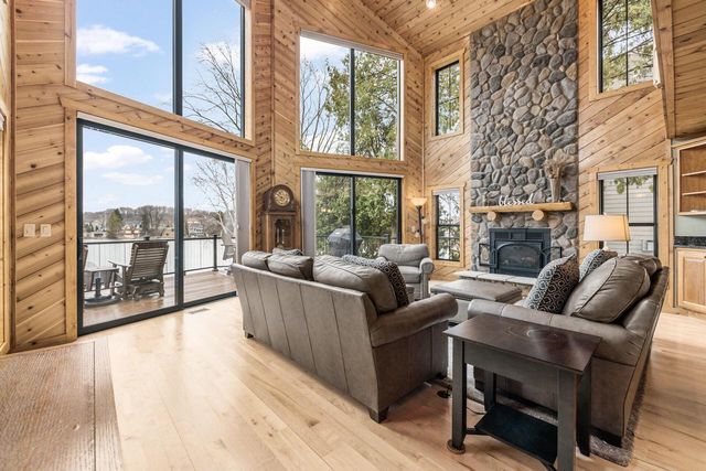 5530 W Lake DRIVE, West Bend, WI 53095