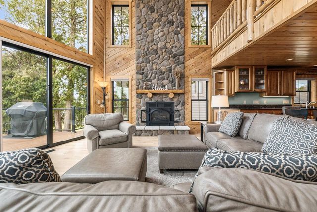 5530 W Lake DRIVE, West Bend, WI 53095