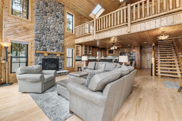5530 W Lake DRIVE, West Bend, WI 53095