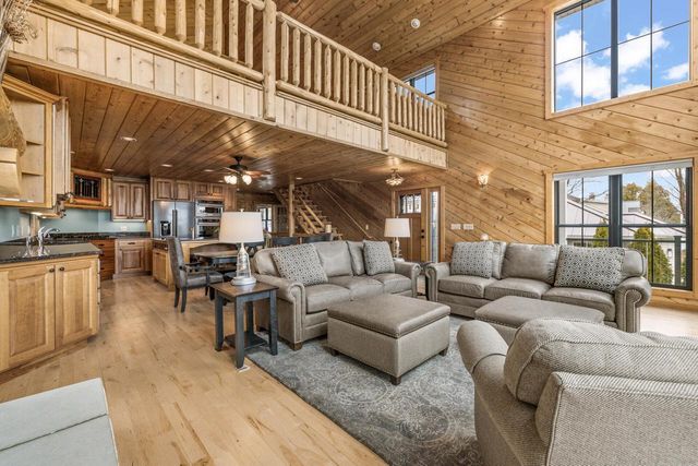 5530 W Lake DRIVE, West Bend, WI 53095