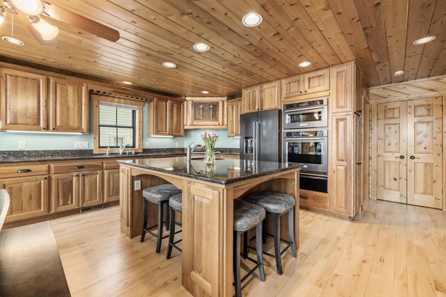 5530 W Lake DRIVE, West Bend, WI 53095