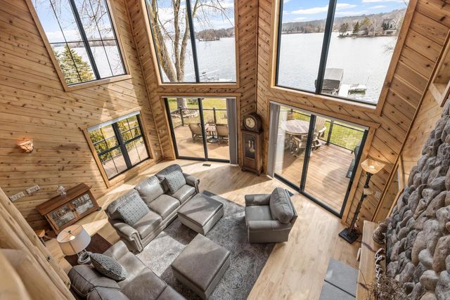 5530 W Lake DRIVE, West Bend, WI 53095