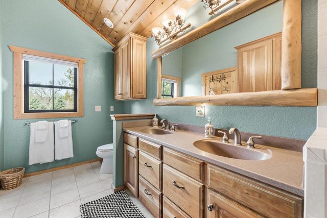 5530 W Lake DRIVE, West Bend, WI 53095