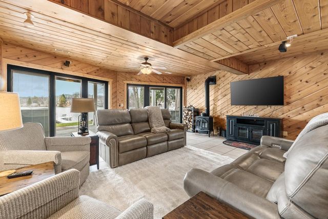 5530 W Lake DRIVE, West Bend, WI 53095