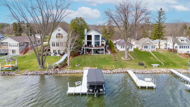 5530 W Lake DRIVE, West Bend, WI 53095
