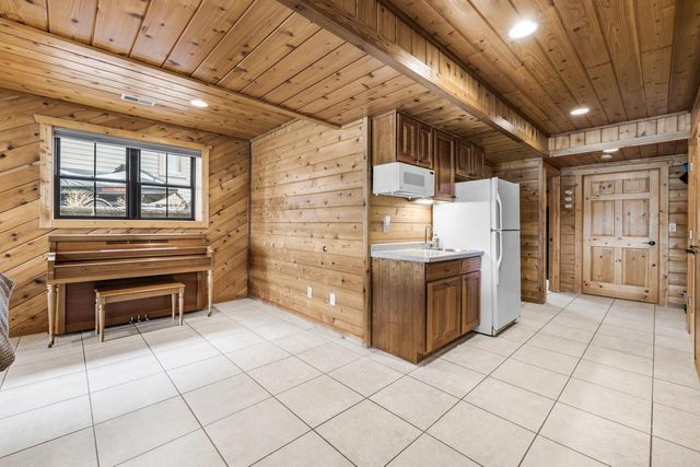 5530 W Lake DRIVE, West Bend, WI 53095