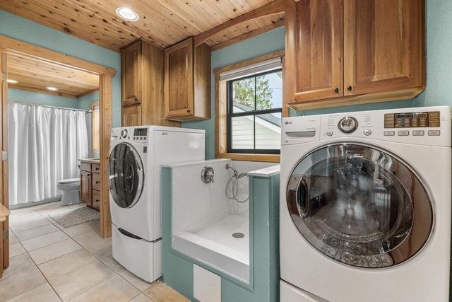 5530 W Lake DRIVE, West Bend, WI 53095