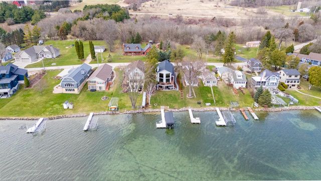 5530 W Lake DRIVE, West Bend, WI 53095