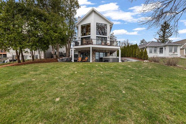 5530 W Lake DRIVE, West Bend, WI 53095