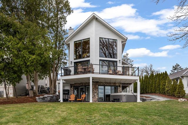 5530 W Lake DRIVE, West Bend, WI 53095