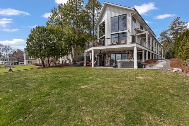 5530 W Lake DRIVE, West Bend, WI 53095