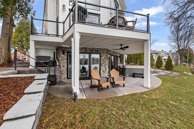 5530 W Lake DRIVE, West Bend, WI 53095