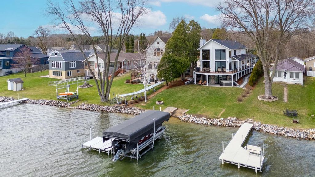 5530 W Lake DRIVE, West Bend, WI 53095