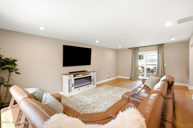 190 Pinewood Road, Toms River, NJ 08753