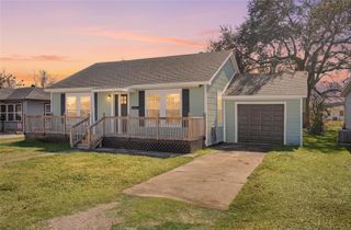 3125 South Dr, Groves, TX 77619