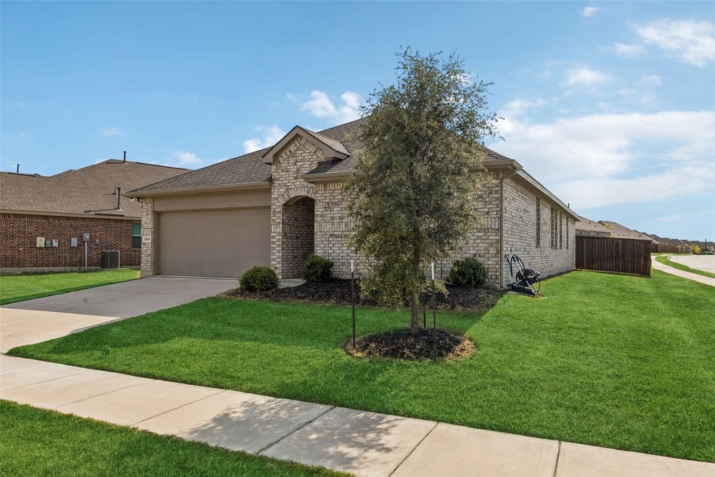 2000 Angus Drive, Little Elm, TX 75068 — photo 2