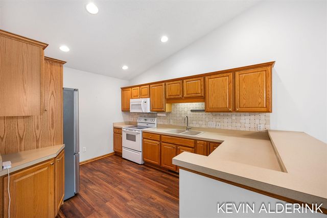 8872 N Peninsula Court, Zeeland, MI 49464