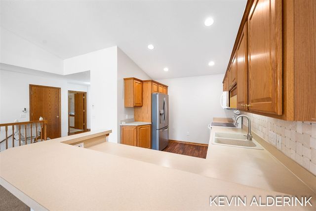8872 N Peninsula Court, Zeeland, MI 49464