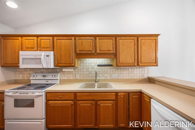 8872 N Peninsula Court, Zeeland, MI 49464