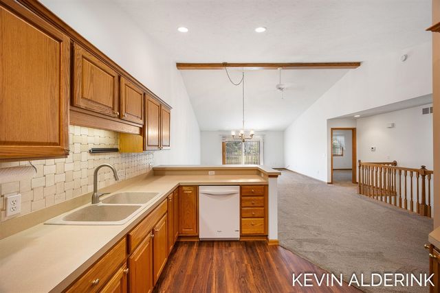 8872 N Peninsula Court, Zeeland, MI 49464