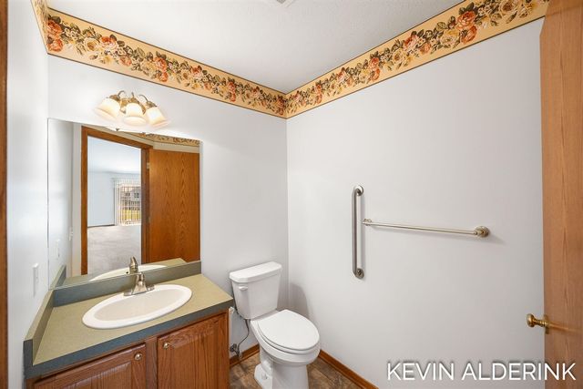 8872 N Peninsula Court, Zeeland, MI 49464