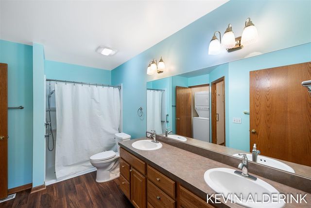 8872 N Peninsula Court, Zeeland, MI 49464
