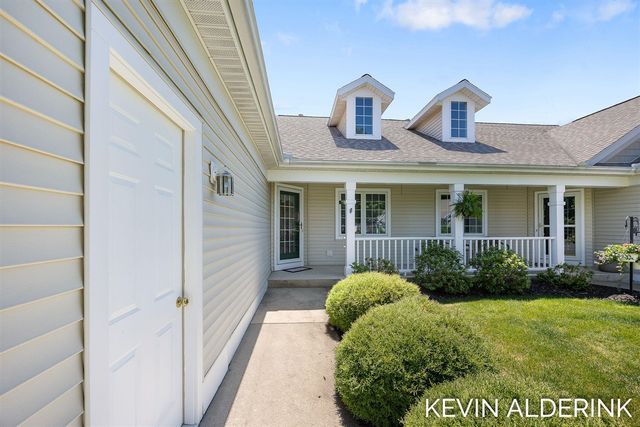 8872 N Peninsula Court, Zeeland, MI 49464