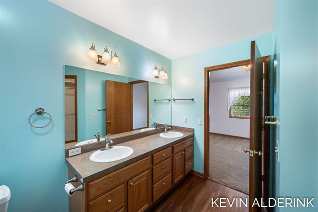 8872 N Peninsula Court, Zeeland, MI 49464