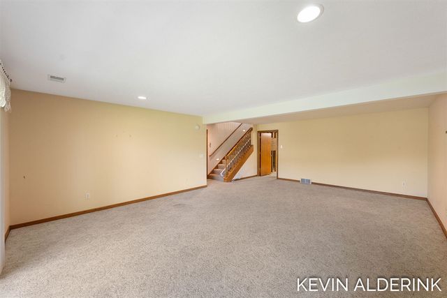 8872 N Peninsula Court, Zeeland, MI 49464