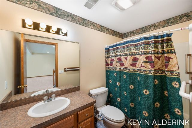 8872 N Peninsula Court, Zeeland, MI 49464