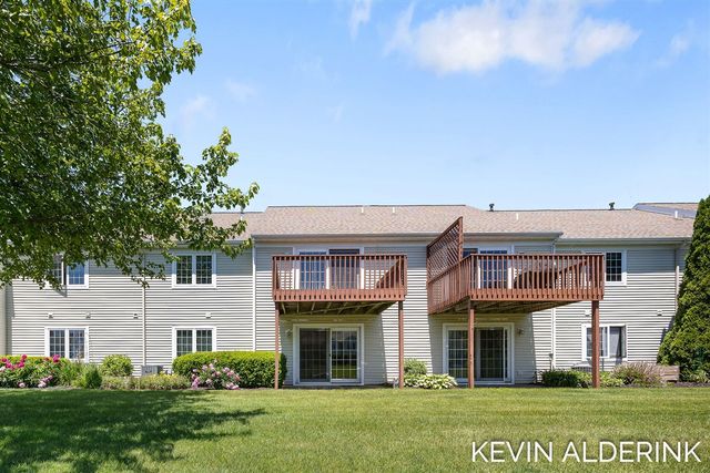 8872 N Peninsula Court, Zeeland, MI 49464