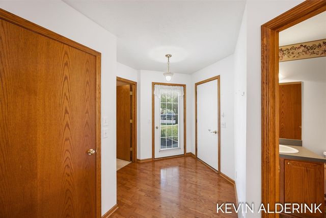 8872 N Peninsula Court, Zeeland, MI 49464