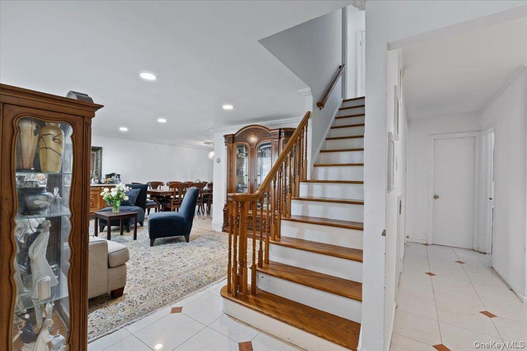 25 Bentley Road, Great Neck, NY 11023 — photo 5